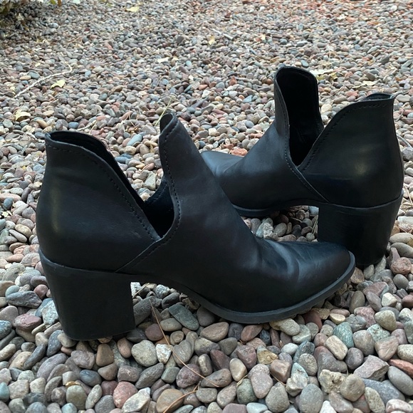 Steve Madden | Gorgeous Leve Block Heel Boots - Picture 6 of 12